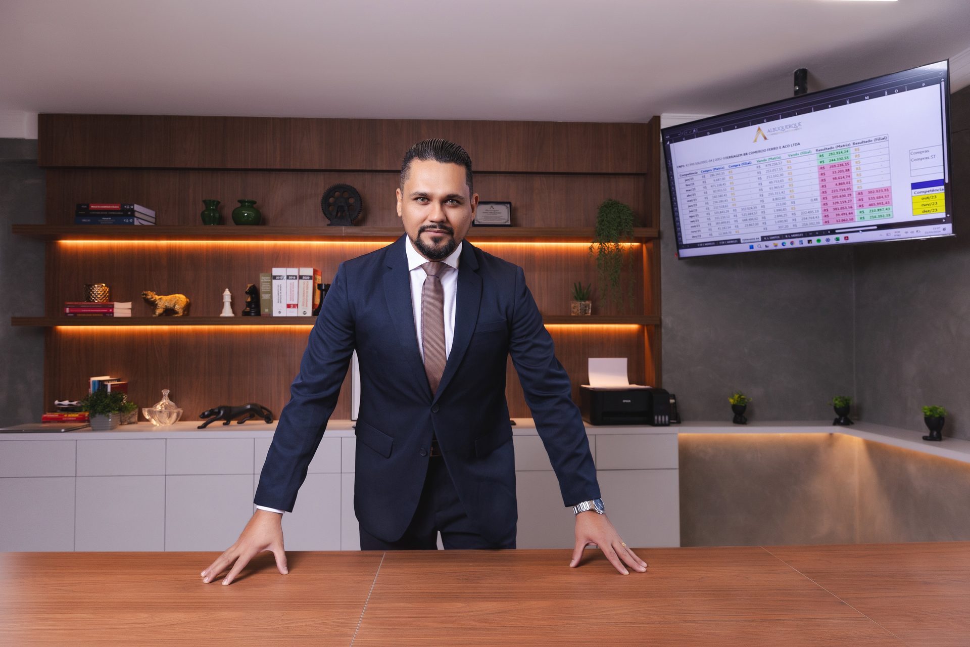 Cleber Albuquerque no escritório, análise tributária na TV